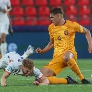 ayx sports-欧洲足球赛场精彩对抗引发球迷狂热追捧()