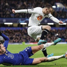 爱游戏app-里尔主场失利，球队排名开始下滑()